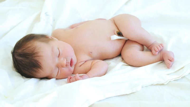 Các em bé chưa rụng rốn chưa sẵn sàng tắm ngay sau khi sinh Các em bé chưa rụng rốn chưa sẵn sàng tắm ngay sau khi sinh