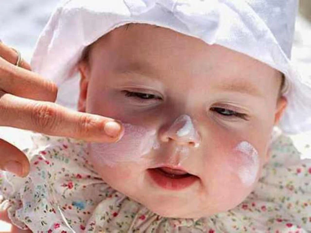 4 sai lầm tai hại của mẹ khi chọn sữa tắm cho con bé bôi kem dễ bị bít tắc chân lông và dính bụi bẩn