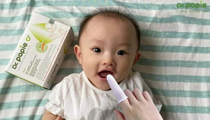 Chữa trắng miệng bằng gạc tẩm ẩm