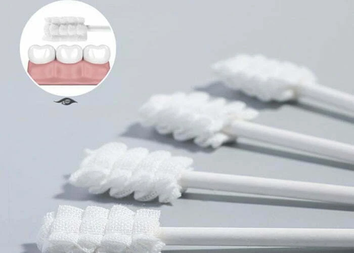 5 Lợi ích của việc vệ sinh răng miệng cho bé dưới 1 tuổi có thể mẹ chưa biết Gạc que nhỏ gọn tuy nhiên hơi cứng dễ gây đau lợi, lưỡi của bé