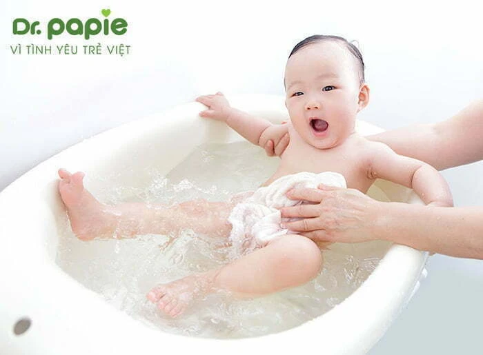 5 nguyên nhân trẻ sơ sinh bị rôm sảy khắp người và cách điều trị tại nhà Tắm rửa toàn thân cho trẻ sơ sinh bị rôm sảy khắp người