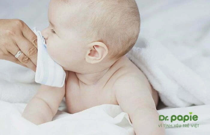 5 nguyên nhân trẻ sơ sinh bị rôm sảy ở cổ và cách điều trị an toàn tại nhà Vệ sinh vùng cổ thường xuyên cho trẻ sơ sinh bị rôm sảy ở cổ