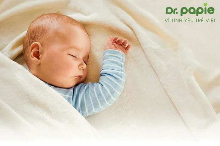 5 nguyên nhân trẻ sơ sinh bị rôm sảy ở lưng và cách điều trị đơn giản tại nhà mặc quần áo quá dày khiến trẻ sơ sinh bị rôm sảy ở lưng