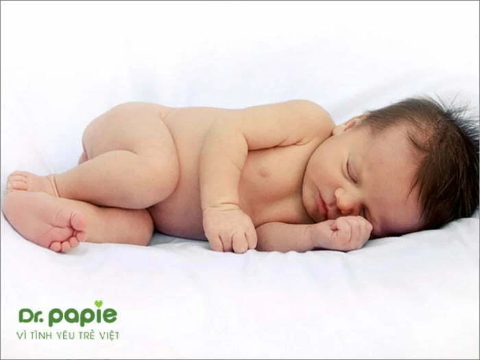 5 nguyên nhân trẻ sơ sinh bị rôm sảy ở lưng và cách điều trị đơn giản tại nhà cho trẻ nằm nghiêng khi bị rôm sảy ở lưng