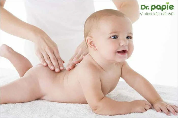 5 nguyên nhân trẻ sơ sinh bị rôm sảy ở lưng và cách điều trị đơn giản tại nhà lau sạch mồ hôi cho trẻ sơ sinh bị rôm sảy ở lưng