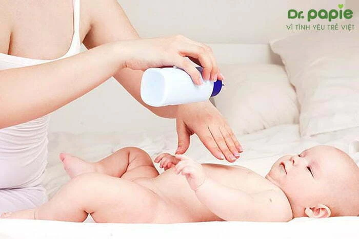 5 nguyên nhân trẻ sơ sinh bị rôm sảy ở lưng và cách điều trị đơn giản tại nhà Không dùng phấn rôm cho trẻ sơ sinh bị rôm sảy ở lưng