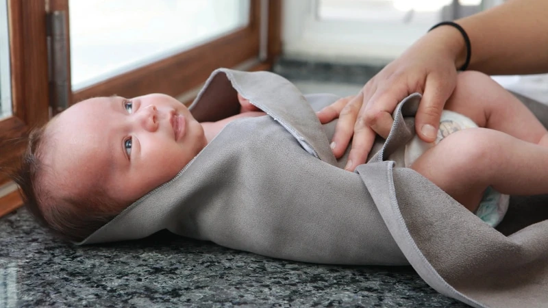 5 nguyên tắc khi tắm cho trẻ sơ sinh vào mùa đông mẹ cần biết Ủ ấm ngay cho bé sau khi tắm