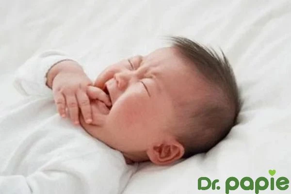 5 SAI LẦM khi vệ sinh lưỡi cho trẻ khiến bé quấy khóc 5 sai lầm khi vẹ sinh lưỡi cho bé khiến bé quấy khóc