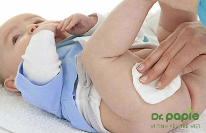 6 cách trị hăm tã mùa đông hiệu quả, an toàn với da nhạy cảm Lau mồ hôi ở vùng kín cho trẻ bị hăm tã mùa đông