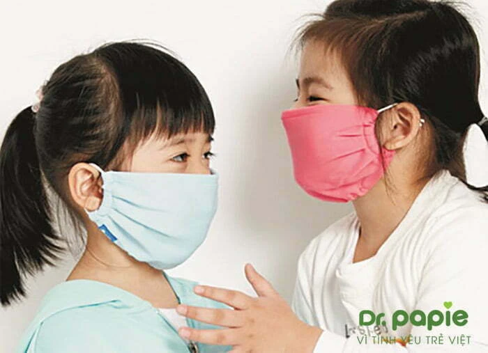 6 nguyên nhân sốt siêu vi ở trẻ em và 3 cách phòng đơn giản Đeo khẩu trang để phòng ngừa sốt siêu vi ở trẻ em