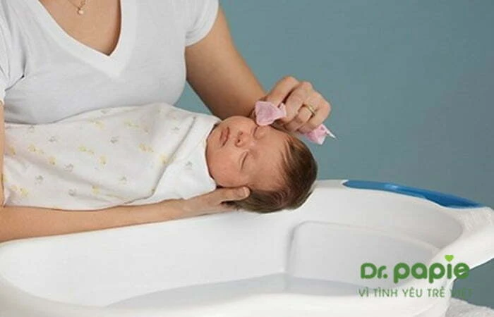 7 loại sữa tắm gội cho bé không cay mắt & lưu ý khi sử dụng Lau mắt cho trẻ khi tắm