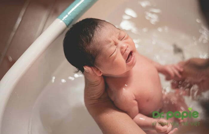 7 loại sữa tắm gội cho bé không cay mắt & lưu ý khi sử dụng bé bị cay mắt khi tắm