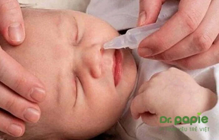 8 cách chăm sóc trẻ bị sốt phát ban tại nhà & 4 dấu hiệu cần đưa trẻ đi gặp bác sĩ ngay Sử dụng nước muối sinh lý để vệ sinh mũi họng của bé
