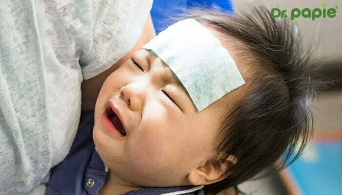 8 lý do mẹ nên dùng khăn hạ sốt cho bé Miếng dán hạ sốt cho bé