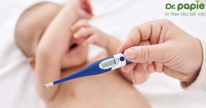 8 triệu chứng triệu chứng sốt siêu vi ở trẻ em dễ bị bỏ qua Đo nhiệt độ cho trẻ bị sốt siêu vi