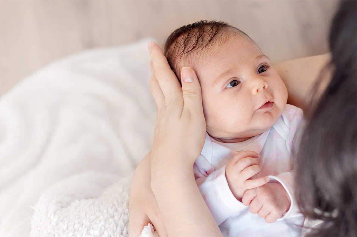 Bé bú mẹ bị nôn trớ – Nguyên nhân và cách xử lý Nôn trớ ở trẻ sơ sinh là hiện tượng phổ biến và thường không đáng lo ngại