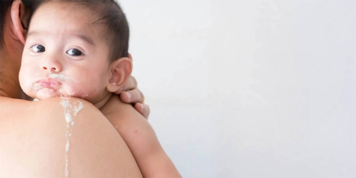 Bé bú mẹ bị nôn trớ – Nguyên nhân và cách xử lý Hệ tiêu hóa của bé còn non yếu khiến sữa dễ bị trào ngược lên miệng
