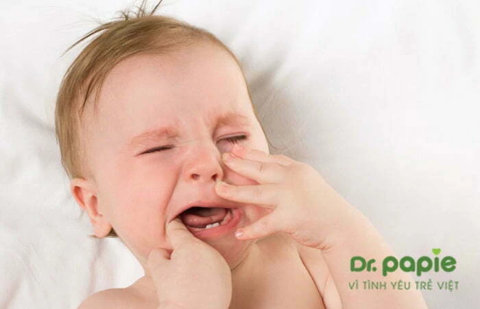Bé mọc răng sốt về đêm