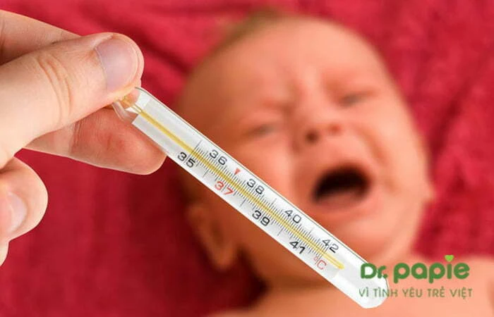 Thường xuyên theo dõi nhiệt độ cơ thể của bé sốt mọc răng về đêm