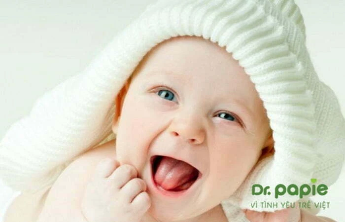 Cho trẻ sốt mọc răng mặc quần áo thoáng mát