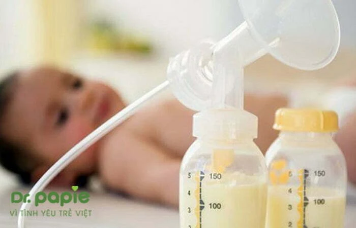 Bị chàm sữa bôi sữa mẹ có được không và cần lưu ý gì khi bôi trị chàm sữa bằng sữa mẹ