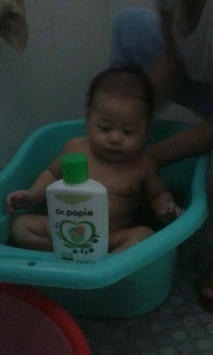 Bí quyết trị chàm cho con 3 tháng tuổi nhờ....tắm cu Bin vui vẻ thích thú mỗi khi dược tắm với Dr.Papie