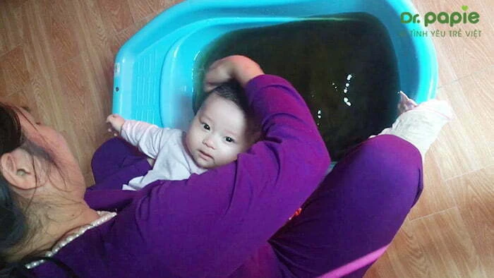 Bí quyết trị chàm cho con 3 tháng tuổi nhờ....tắm Tắm lá thảo dược cho trẻ bị chàm sữa