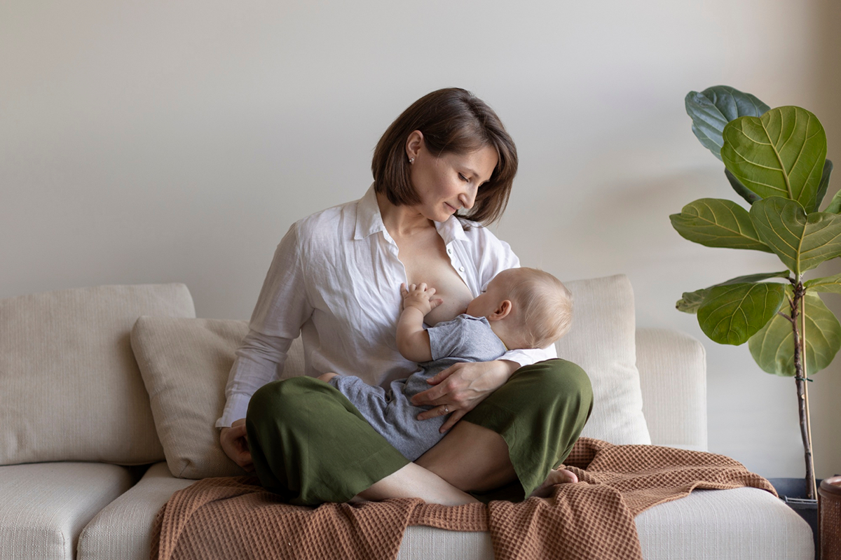 Cách cho con bú đúng tư thế để không đau ngực, bé bú hiệu quả Để tránh tình trạng đau một bên ngực mẹ nên thay đổi tư thế cho con bú sau mỗi lần