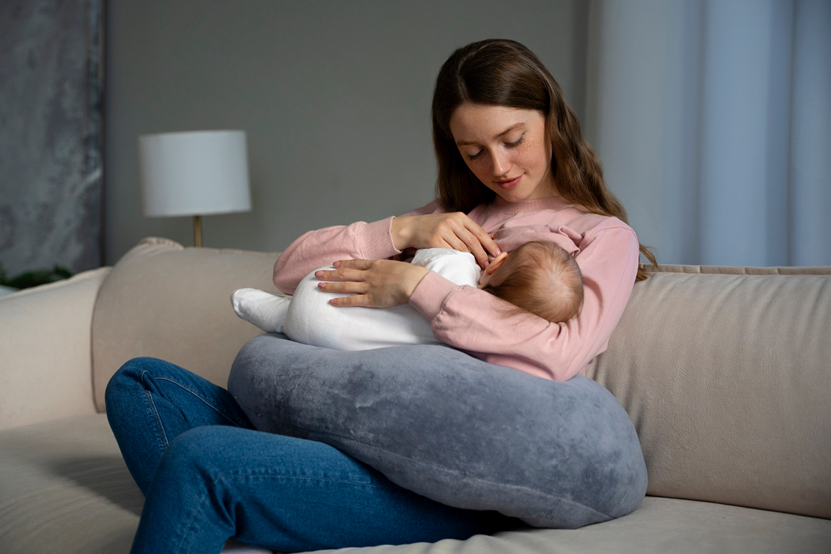 Cách cho con bú đúng tư thế để không đau ngực, bé bú hiệu quả Tại sao tư thế cho con bú lại quan trọng?