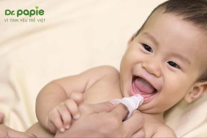 Cách chữa lưỡi trắng cho trẻ sơ sinh, áp dụng ngay tại nhà Rơ lưỡi cho trẻ sơ sinh bị trắng lưỡi
