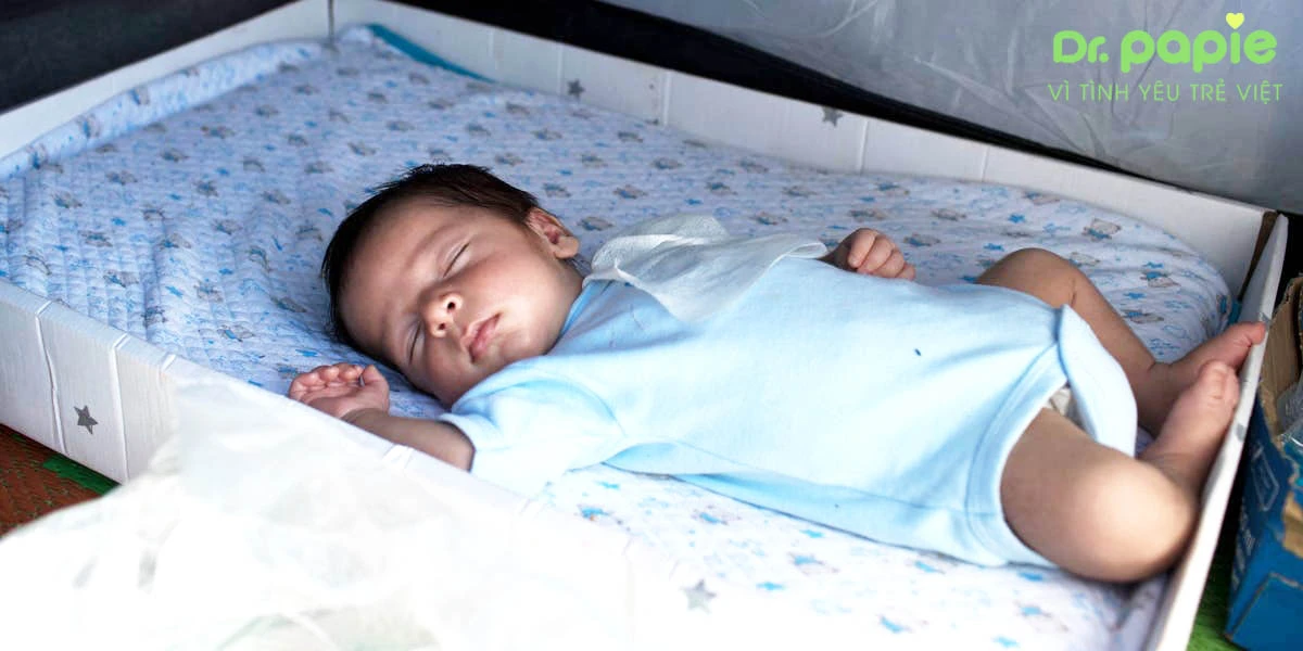 Cách điều trị sốt siêu vi ở trẻ em ngay tại nhà theo từng tình trạng bệnh cho trẻ nghỉ ngơi, trong phòng thoáng mát khi điều trị sốt siêu vi cho trẻ