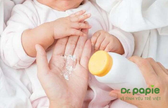 Cách trị rôm sảy cho bé chi tiết từng dạng bệnh tưởng khó hóa ra lại đơn giản đến vậy Cho trẻ dùng phấn rôm