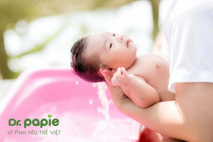 Cách trị rôm sảy cho bé chi tiết từng dạng bệnh tưởng khó hóa ra lại đơn giản đến vậy Tắm cho trẻ