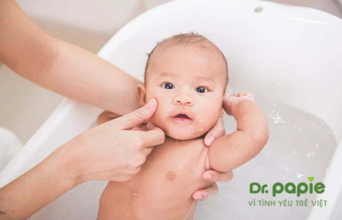 Tắm cho trẻ bị chàm sữa ngứa