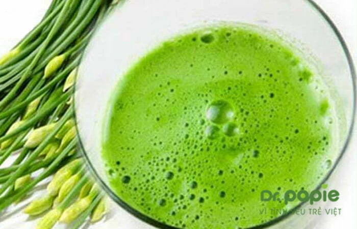 Chia sẻ mẹo mọc răng không sốt bằng lá hẹ của chuyên gia Dr.Papie Rơ lưỡi bằng nước lá hẹ xay nhuyễn