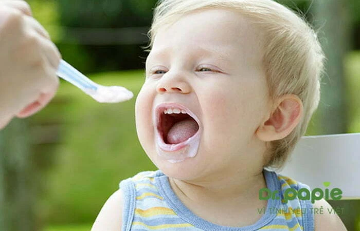Chuyên gia giải đáp: Trẻ sốt mọc răng uống gì và không nên uống nước gì? Sốt mọc răng uống sữa chua