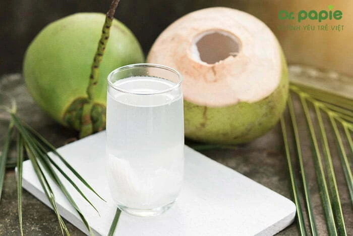 Chuyên gia giải đáp: Trẻ sốt mọc răng uống gì và không nên uống nước gì? Nước dừa cho trẻ sốt mọc răng