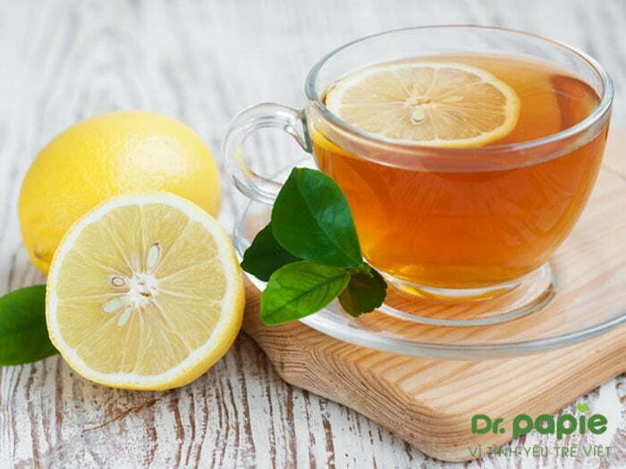 Chuyên gia giải đáp: Trẻ sốt mọc răng uống gì và không nên uống nước gì? Nước chanh - mật ong cho bé sốt mọc răng