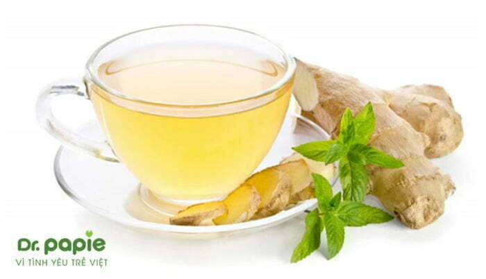 Chuyên gia giải đáp: Trẻ sốt mọc răng uống gì và không nên uống nước gì? Nước trà gừng cho bé mọc răng bị sốt