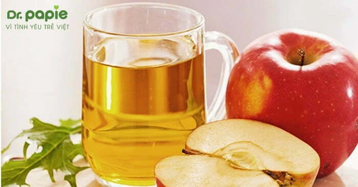 Chuyên gia giải đáp: Trẻ sốt mọc răng uống gì và không nên uống nước gì? Nước giấm táo - mật ong cho trẻ sốt mọc răng