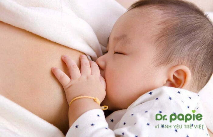 Chuyên gia giải đáp: Trẻ sốt mọc răng uống gì và không nên uống nước gì? cho trẻ sốt mọc răng uống sữa mẹ