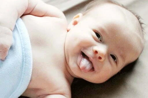 Chuyên gia khuyên dùng gạc rơ lưỡi cho trẻ hằng ngày phòng nấm miệng chuyen gia khuyen dung gac ro luoi cho tre hang ngay phong nam mieng