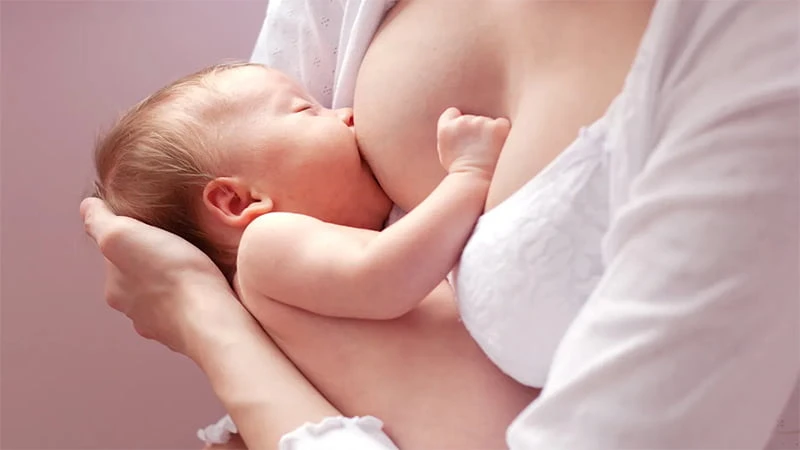 Có nên rơ lưỡi cho trẻ sơ sinh không, những điều cha mẹ cần biết Trẻ bú sữa mẹ có cần rơ lưỡi không