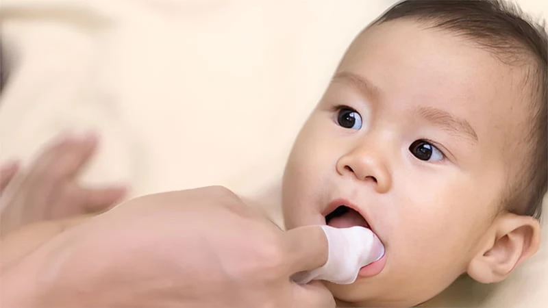 Có nên rơ lưỡi cho trẻ sơ sinh không, vì sao nên rơ lưỡi cho bé thường xuyên Có nên rơ lưỡi cho trẻ sơ sinh không, vì sao nên rơ lưỡi cho bé thường xuyên