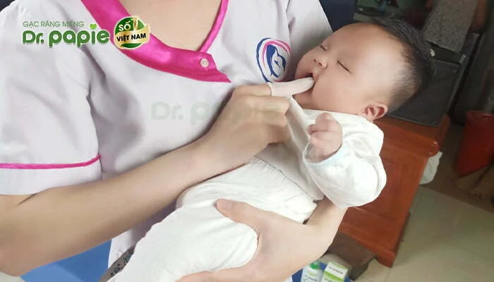 Có nên rơ lưỡi cho trẻ sơ sinh không? Những lưu ý quan trọng Vệ sinh răng miệng từ sớm giúp phòng ngừa tối đa