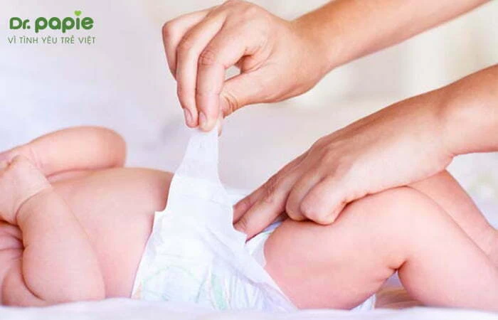 Danh sách 14 thuốc trị hăm tã cho trẻ sơ sinh theo tình trạng của bé thay tã cho trẻ