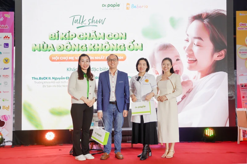 Dr.Papie đơn vị đồng hành cùng Hội chợ mẹ và bé lớn nhất Bắc Ninh 2023 “Hạnh phúc khi làm mẹ” Dr.Papie cùng BS Nguyễn Chí Kiên và Điều dưỡng Trương Thị Hương chụp ảnh kỉ niệm sau chương trình