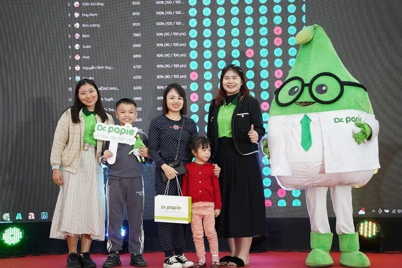 Dr.Papie đơn vị đồng hành cùng Hội chợ mẹ và bé lớn nhất Bắc Ninh 2023 “Hạnh phúc khi làm mẹ” Dr.Papie chụp hình cùng chủ nhân giải nhất minigame “Ba mẹ đoán siêu, bé yêu rinh quà”