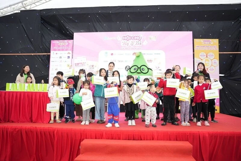 Dr.Papie đơn vị đồng hành cùng Hội chợ mẹ và bé lớn nhất Bắc Ninh 2023 “Hạnh phúc khi làm mẹ” Các em bé vui nhảy cùng mascot và nhận quà từ Dr.Papie