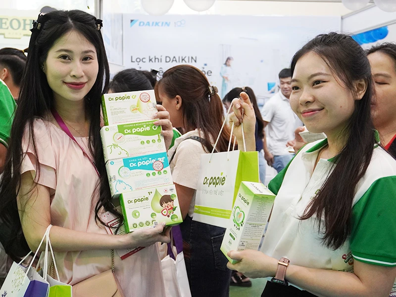 Vô vàn quà tặng cùng chương trình mua sắm độc quyền dành cho các ba mẹ tới gian hàng